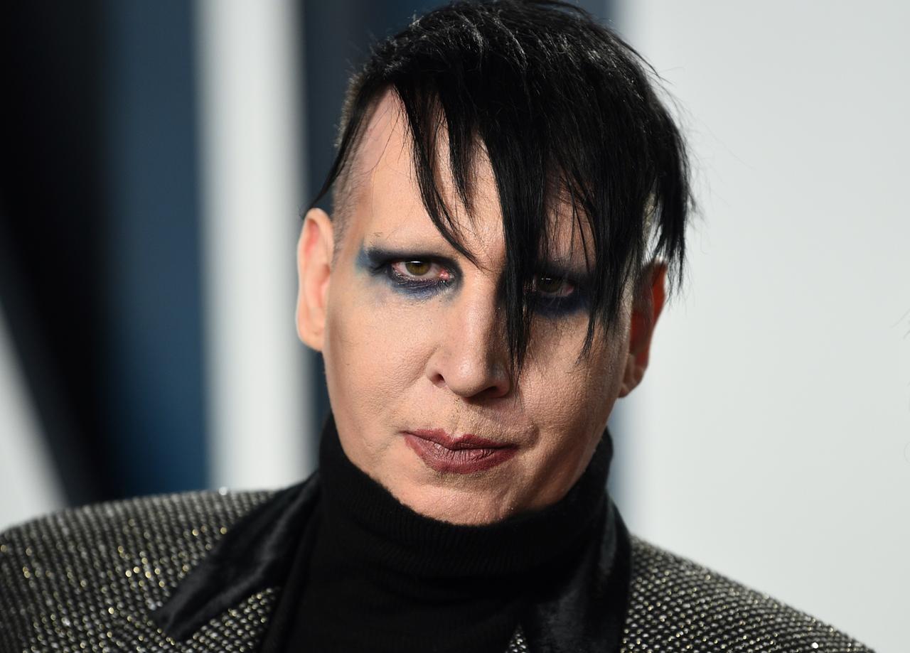 Porträt des Musikers Marilyn Manson. Schwarze Haare hängen ins Gesicht. Die Augen sind dunkel geschminkt. Porträt des Musikers Marilyn Manson. Schwarze Haare hängen ins Gesicht. Die Augen sind dunkel geschminkt.