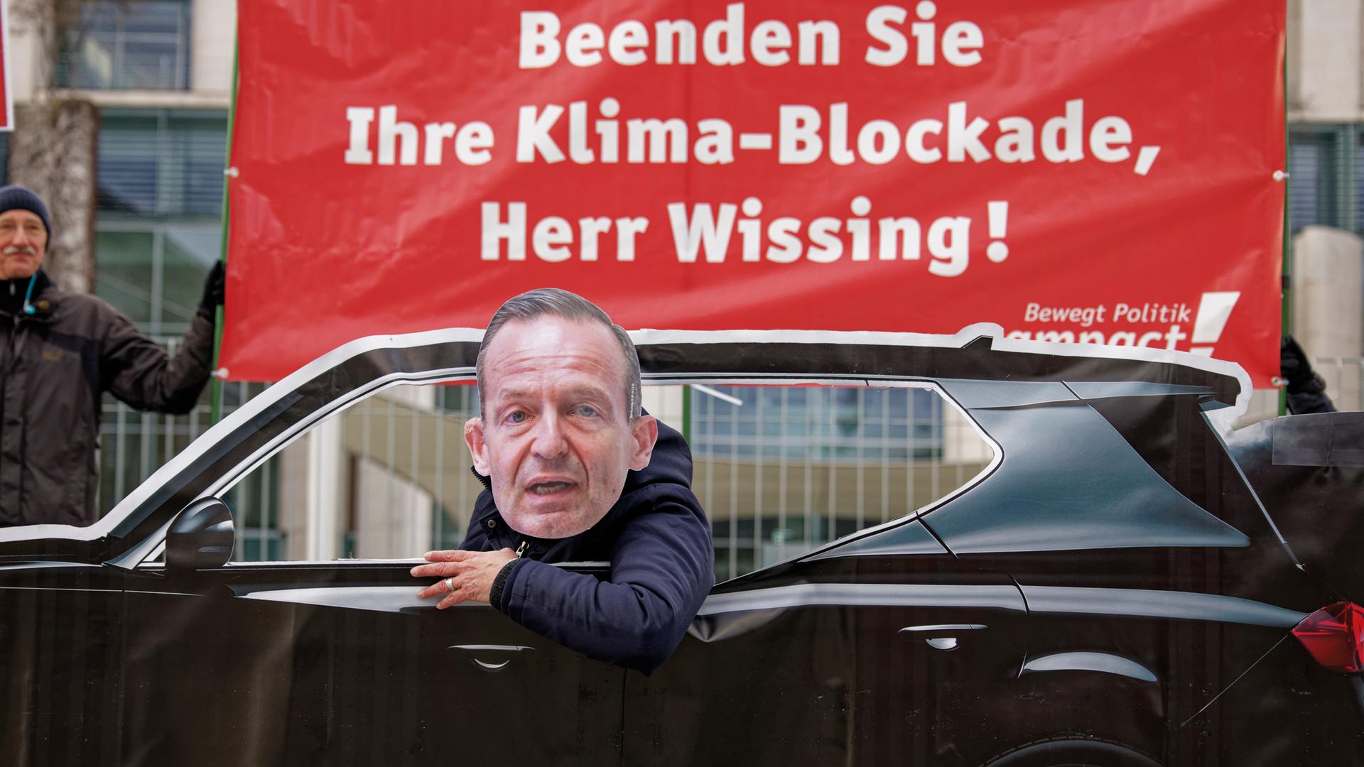 Menschen demonstrieren bei einer Campact-Aktion vor "Mobilitätsgipfel" vor dem Bundeskanzleramt. Bei dieser Aktion richtet sich der Protest auch gegen Bundesverkehrsminister Wissing. Menschen demonstrieren bei einer Campact-Aktion vor "Mobilitätsgipfel" vor dem Bundeskanzleramt. Bei dieser Aktion richtet sich der Protest auch gegen Bundesverkehrsminister Wissing.