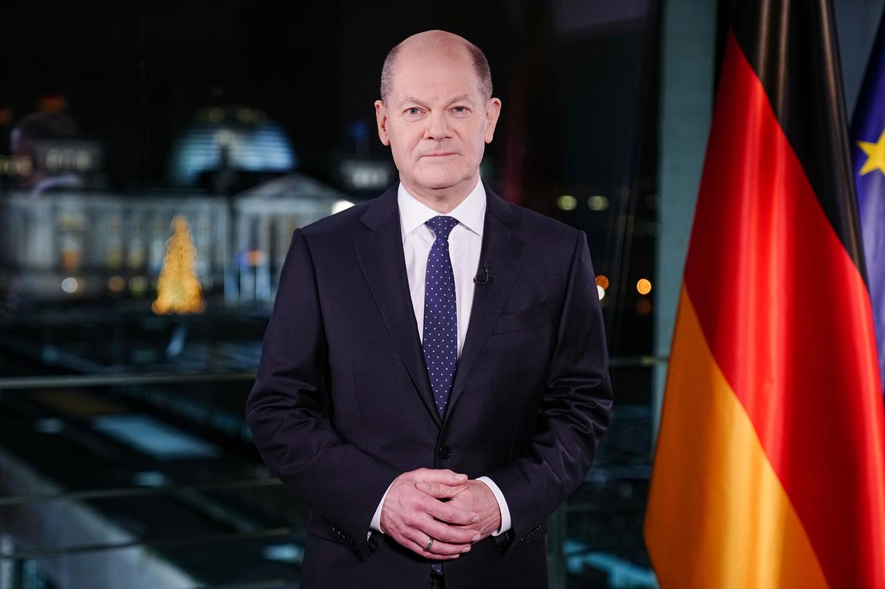 Bundeskanzler Olaf Scholz (SPD) steht bei der Aufzeichnung seiner Neujahrsansprache für das Jahr 2022 für die Fotografen im Bundeskanzleramt.