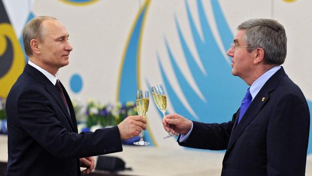 Der russische Präsident Wladimir Putin und IOC-Präsident Thomas Bach (re.)