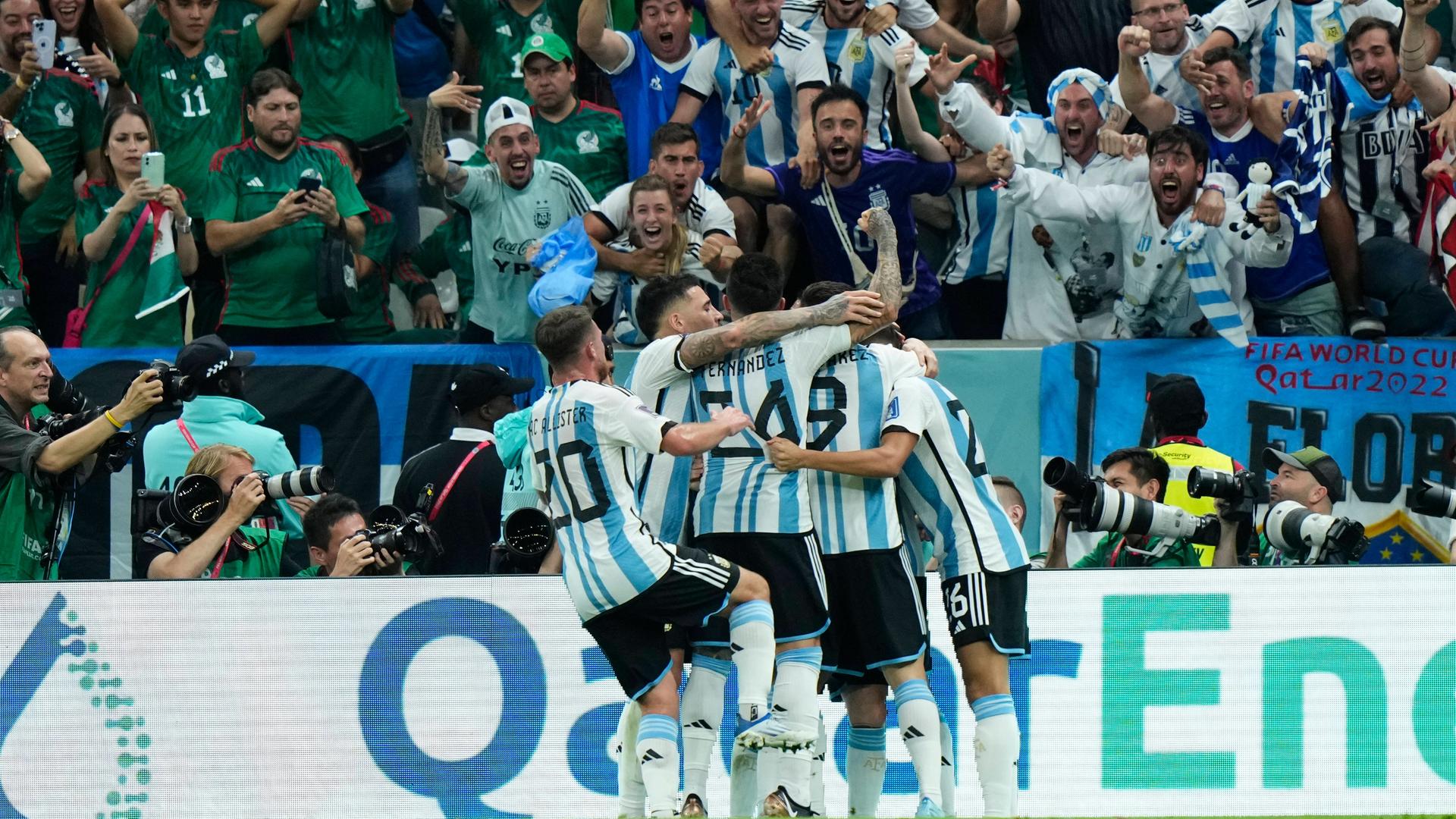 Die argentinische Mannschaft freut sich über das erzielte Tor.