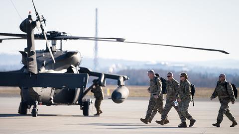 Der Transporthubschrauber Sikorsky UH-60 Black Hawk landet auf dem Flughafen Rzeszow-Jasionka in Polen. US-Soldaten laufen über das Rollfeld, aufgenommen am 13. Februar 2022