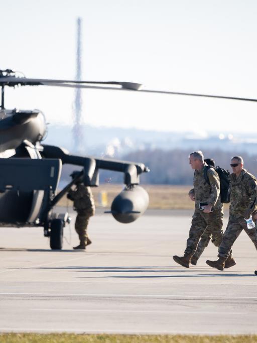 Der Transporthubschrauber Sikorsky UH-60 Black Hawk landet auf dem Flughafen Rzeszow-Jasionka in Polen. US-Soldaten laufen über das Rollfeld, aufgenommen am 13. Februar 2022