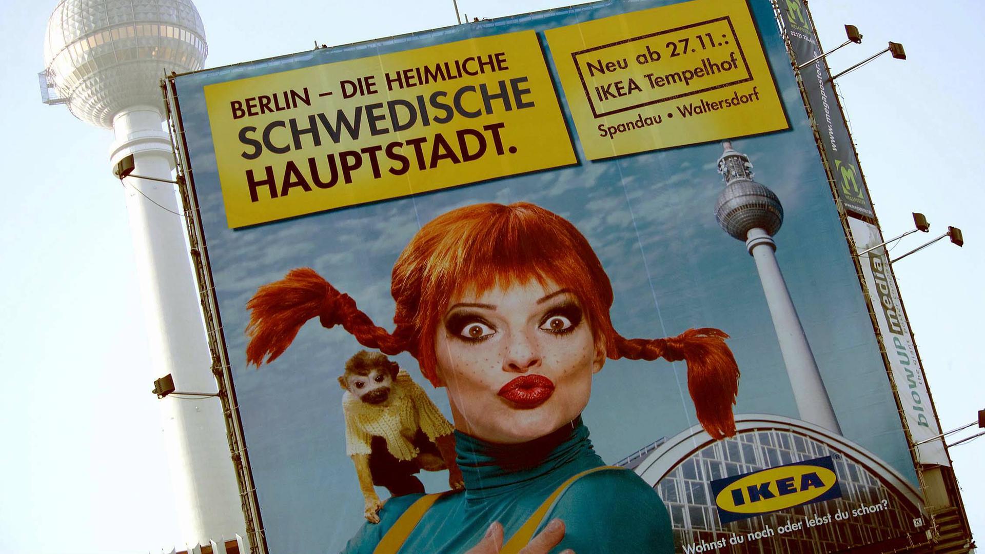 Werbeplakat von 2003 von der Sängerin Nina Hagen für eine Ikea Filiale in Berlin.