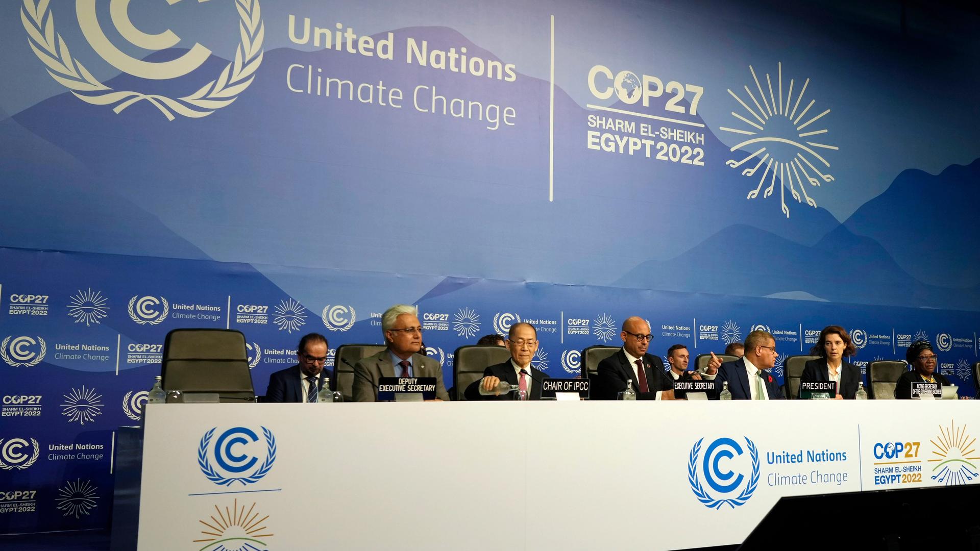 Das Foto zeigt führende Vertreter der UNO-Klimakonferenz bei der Eröffnungssitzung in Sharm el-Sheikh, Ägypten.
Das Foto zeigt führende Vertreter der UNO-Klimakonferenz bei der Eröffnungssitzung in Sharm el-Sheikh, Ägypten.