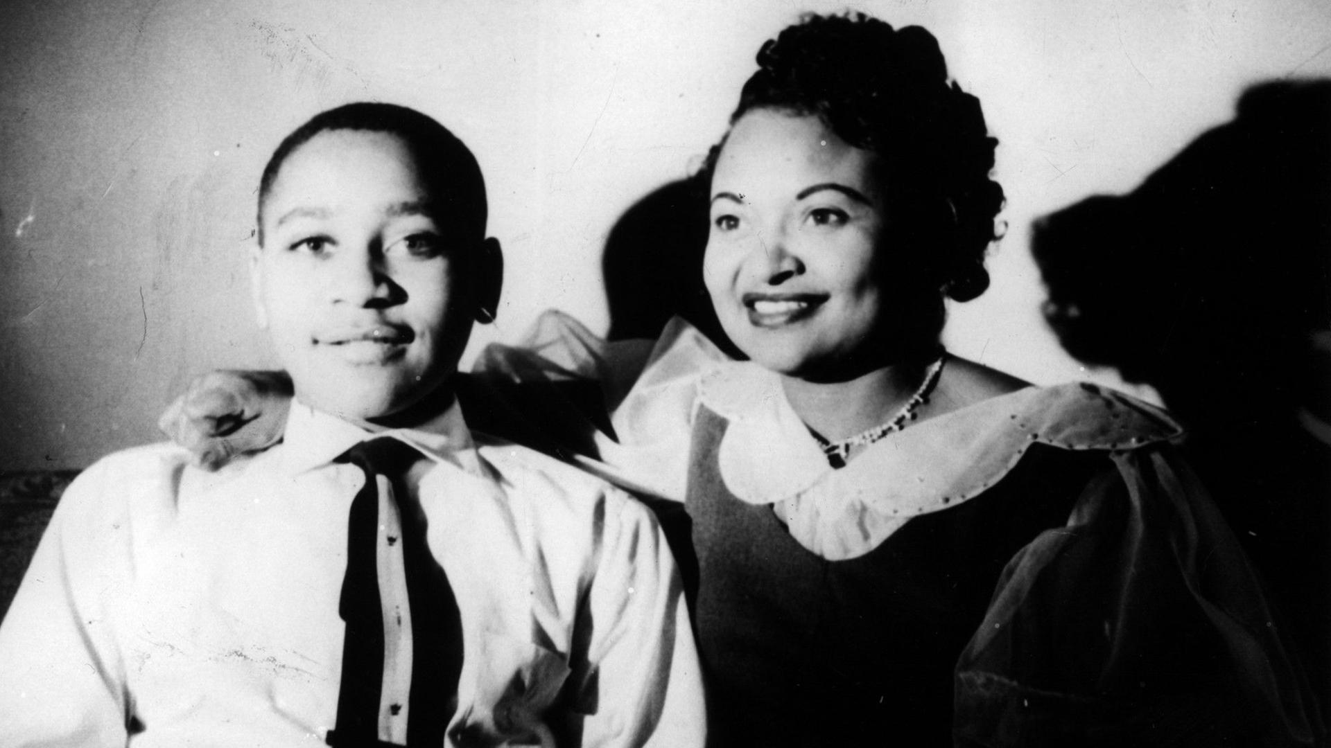 Porträt des schwarzen Jugendlichen Emmett Till im Alter von 14 Jahren, zusammen mit seiner Mutter Porträt des schwarzen Jugendlichen Emmett Till im Alter von 14 Jahren, zusammen mit seiner Mutter