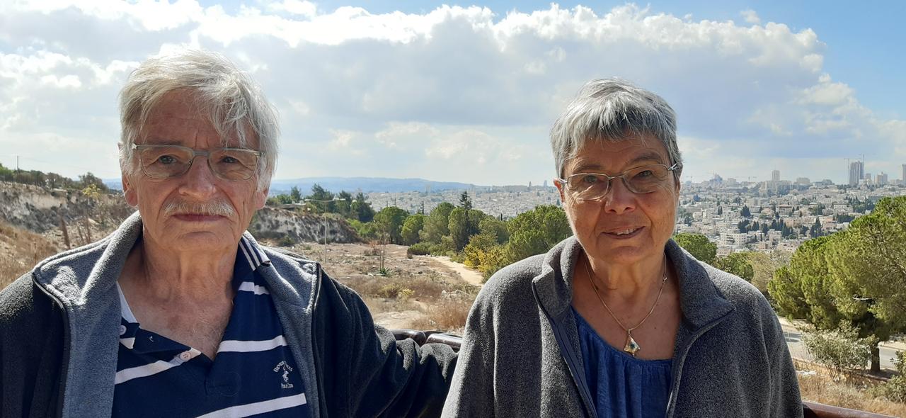 Dan und Nitsa Waldman stehen im Freien nebeneinander. Dan und Nitsa Waldman stehen im Freien nebeneinander.