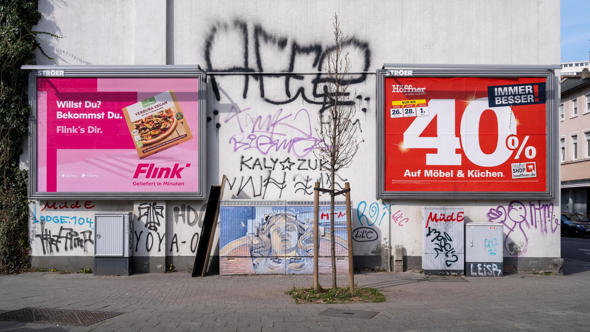 Große Werbeplakate für den Lieferdienst Flink und Möbel Höfner an einer Hauswand, Offenbach am Main, Hessen, Deutschland, Europa 