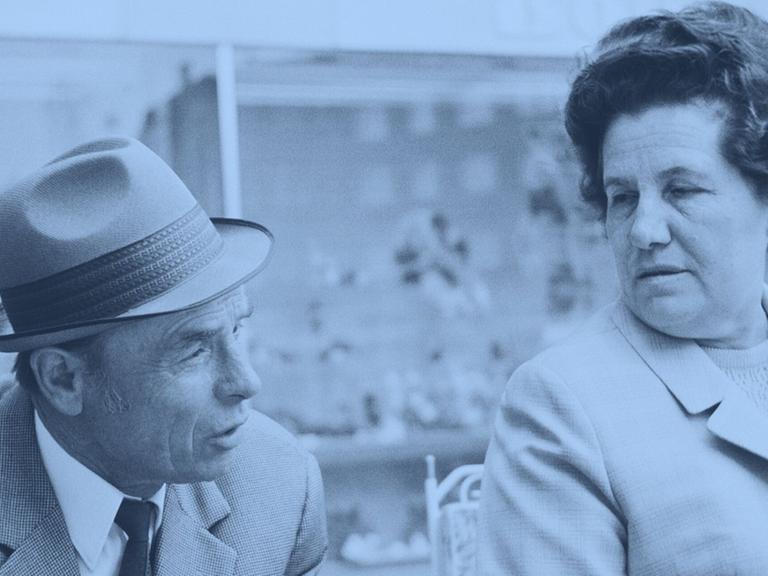 Zu sehen: Ein älteres Ehepaar (Josef und Frieda) aus den 1970er Jahren.