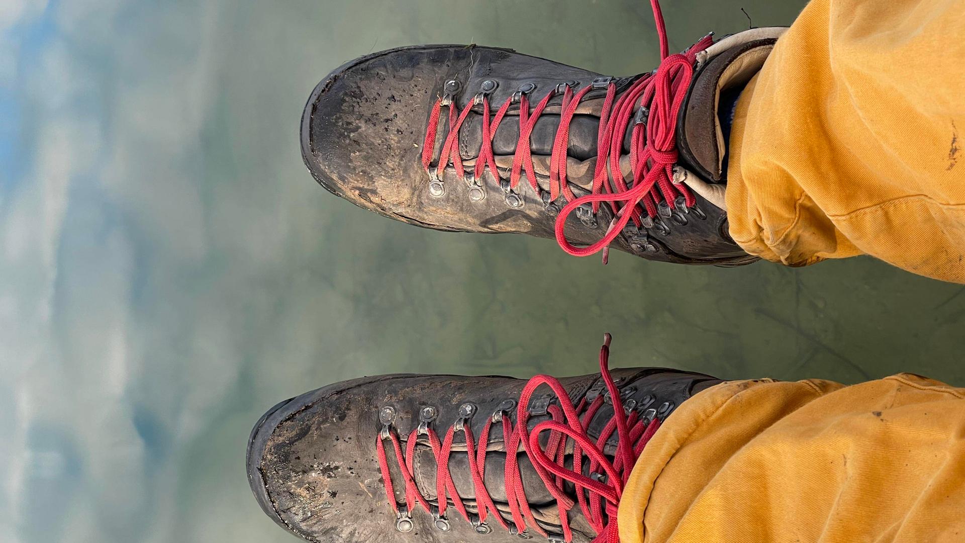 Schmutzige Wanderschuhe Schmutzige Wanderschuhe