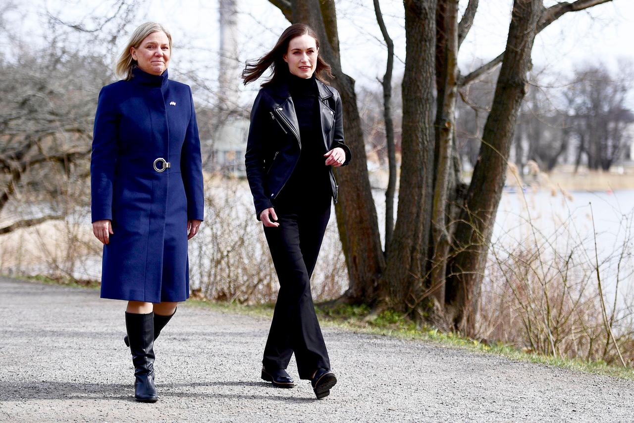 Schweden, Stockholm: Magdalena Andersson (l), Ministerpräsidentin von Schweden, und Sanna Marin, Ministerpräsidentin von Finnland, gehen vor einem Treffen, wo über mögliche Nato-Beitrittsanträge der Länder geredet wird, gemeinsam einen Weg entlang. 