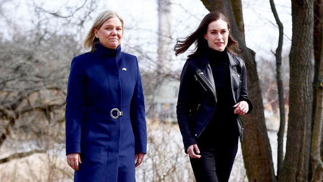 Schweden, Stockholm: Magdalena Andersson (l), Ministerpräsidentin von Schweden, und Sanna Marin, Ministerpräsidentin von Finnland, gehen vor einem Treffen, wo über mögliche Nato-Beitrittsanträge der Länder geredet wird, gemeinsam einen Weg entlang. 