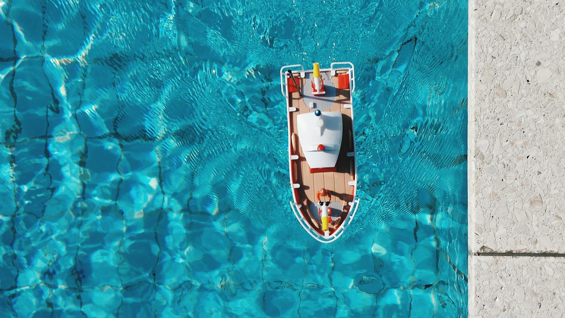 Ein Spielzeugboot in einem Pool Ein Spielzeugboot in einem Pool