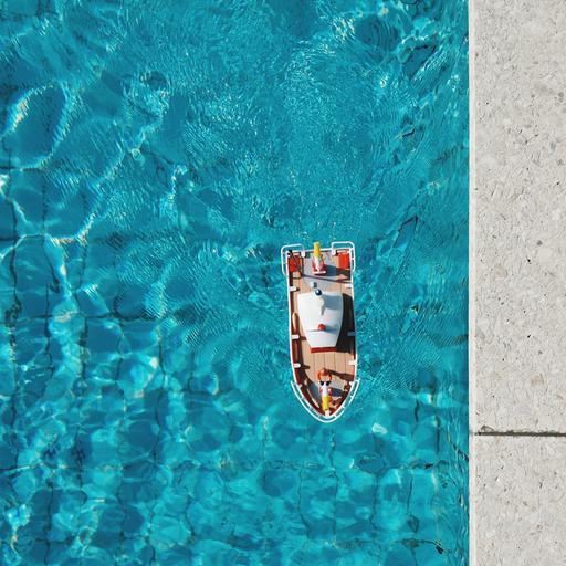 Ein Spielzeugboot in einem Pool