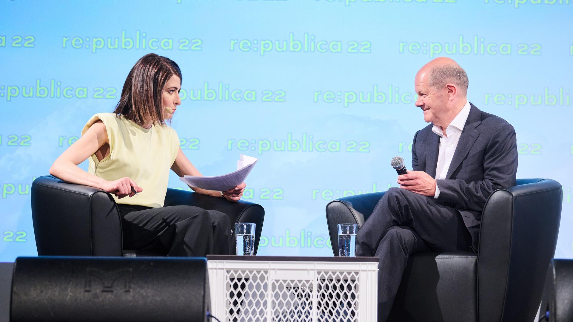 Bundeskanzler Olaf Scholz (SPD) spricht mit Linda Zervakis, Journalistin, Moderatorin und Autorin, auf der re:publica 2022 über Digitalpolitik in der Zeitenwende. Bundeskanzler Olaf Scholz (SPD) spricht mit Linda Zervakis, Journalistin, Moderatorin und Autorin, auf der re:publica 2022 über Digitalpolitik in der Zeitenwende.