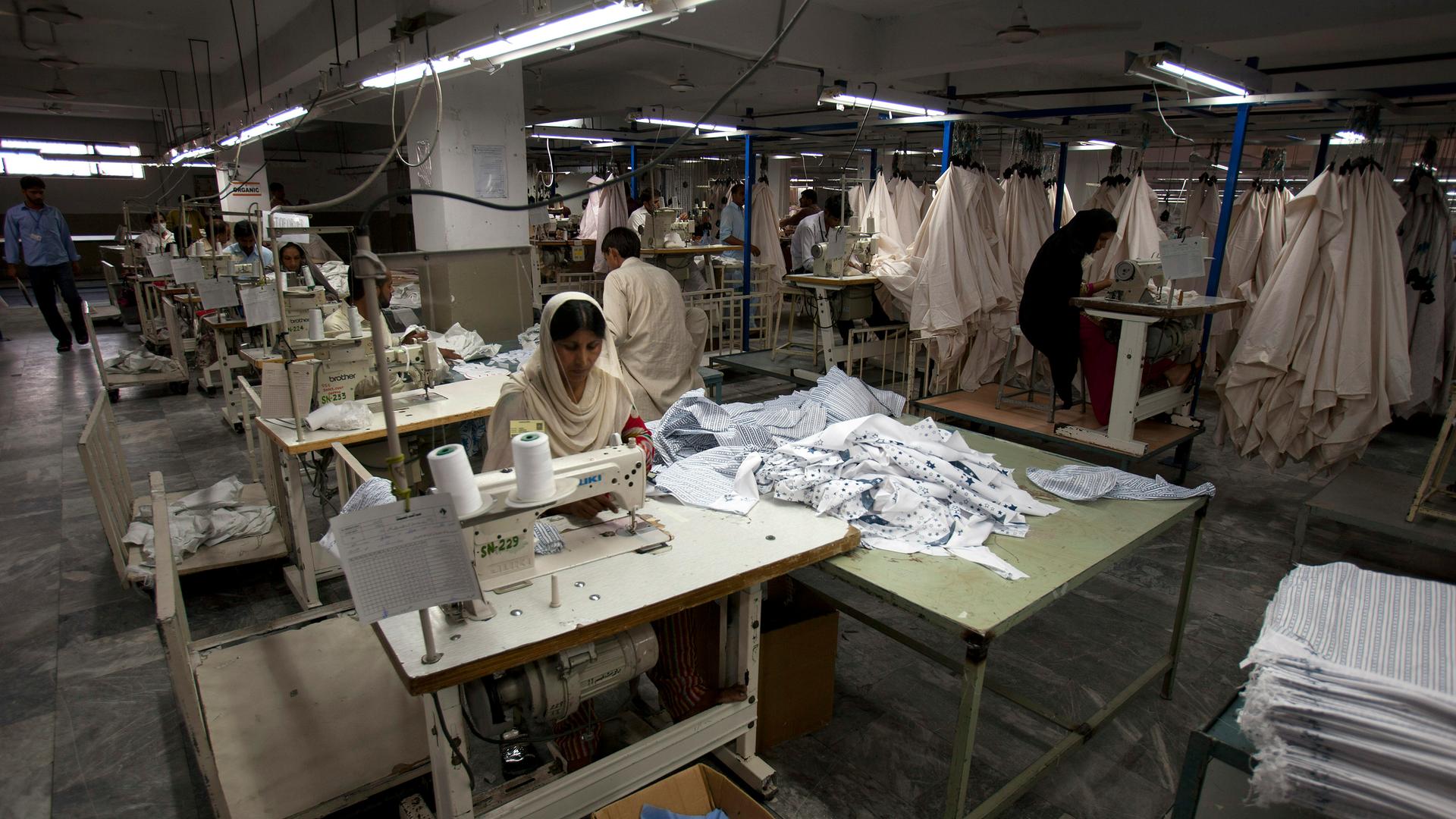 Arbeiterin in einer Textilfabrik in Pakistan, in der die Stromversorgung nur reduziert läuft. Arbeiterin in einer Textilfabrik in Pakistan, in der die Stromversorgung nur reduziert läuft.