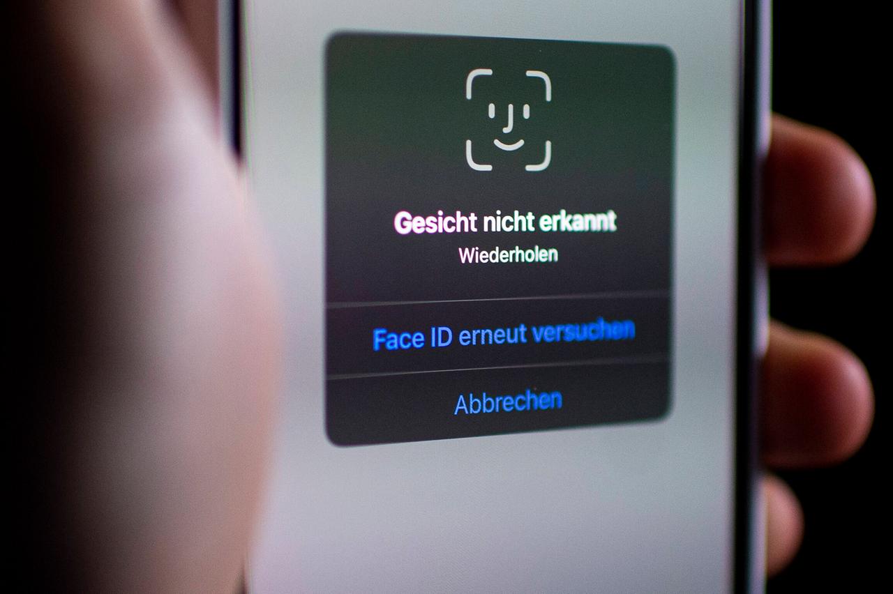 Fehlermeldung beim Feature FaceID: Ein Gesicht wird auf einem Smartphone nicht erkannt. Fehlermeldung beim Feature FaceID: Ein Gesicht wird auf einem Smartphone nicht erkannt.