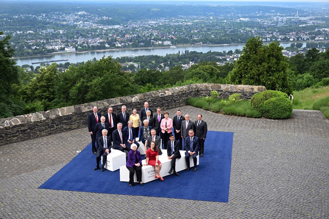 Nordrhein-Westfalen, Königswinter: Christian Lindner (FDP, M) mit den Teilnehmern des Treffens der G7-Finanzminister und Notenbankchef beim Familienfoto. Auf dem Petersberg bei Bonn beraten die Finanzminister der größten Industrienationen am Donnerstag über Milliarden-Hilfen für die Ukraine. Nordrhein-Westfalen, Königswinter: Christian Lindner (FDP, M) mit den Teilnehmern des Treffens der G7-Finanzminister und Notenbankchef beim Familienfoto. Auf dem Petersberg bei Bonn beraten die Finanzminister der größten Industrienationen am Donnerstag über Milliarden-Hilfen für die Ukraine.
