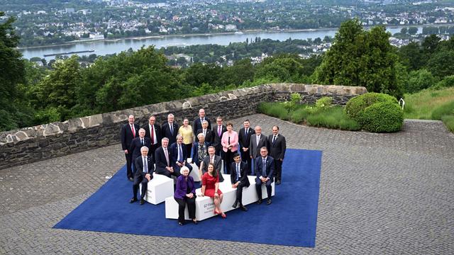 Nordrhein-Westfalen, Königswinter: Christian Lindner (FDP, M) mit den Teilnehmern des Treffens der G7-Finanzminister und Notenbankchef beim Gruppenfoto.