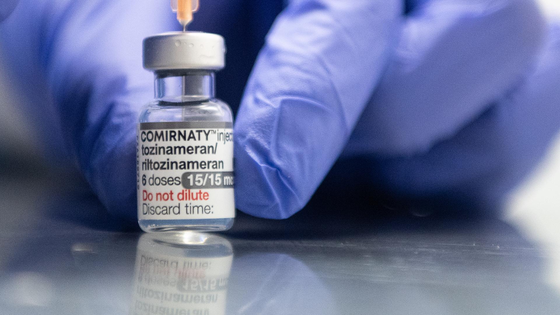Ein Mitarbeiter zieht im Impfzentrum Mainz eine Spritze mit dem an die Omikron-BA.1-Variante angepassten Impfstoff Comirnaty von Biontech und Pfizer auf. Ein Mitarbeiter zieht im Impfzentrum Mainz eine Spritze mit dem an die Omikron-BA.1-Variante angepassten Impfstoff Comirnaty von Biontech und Pfizer auf.