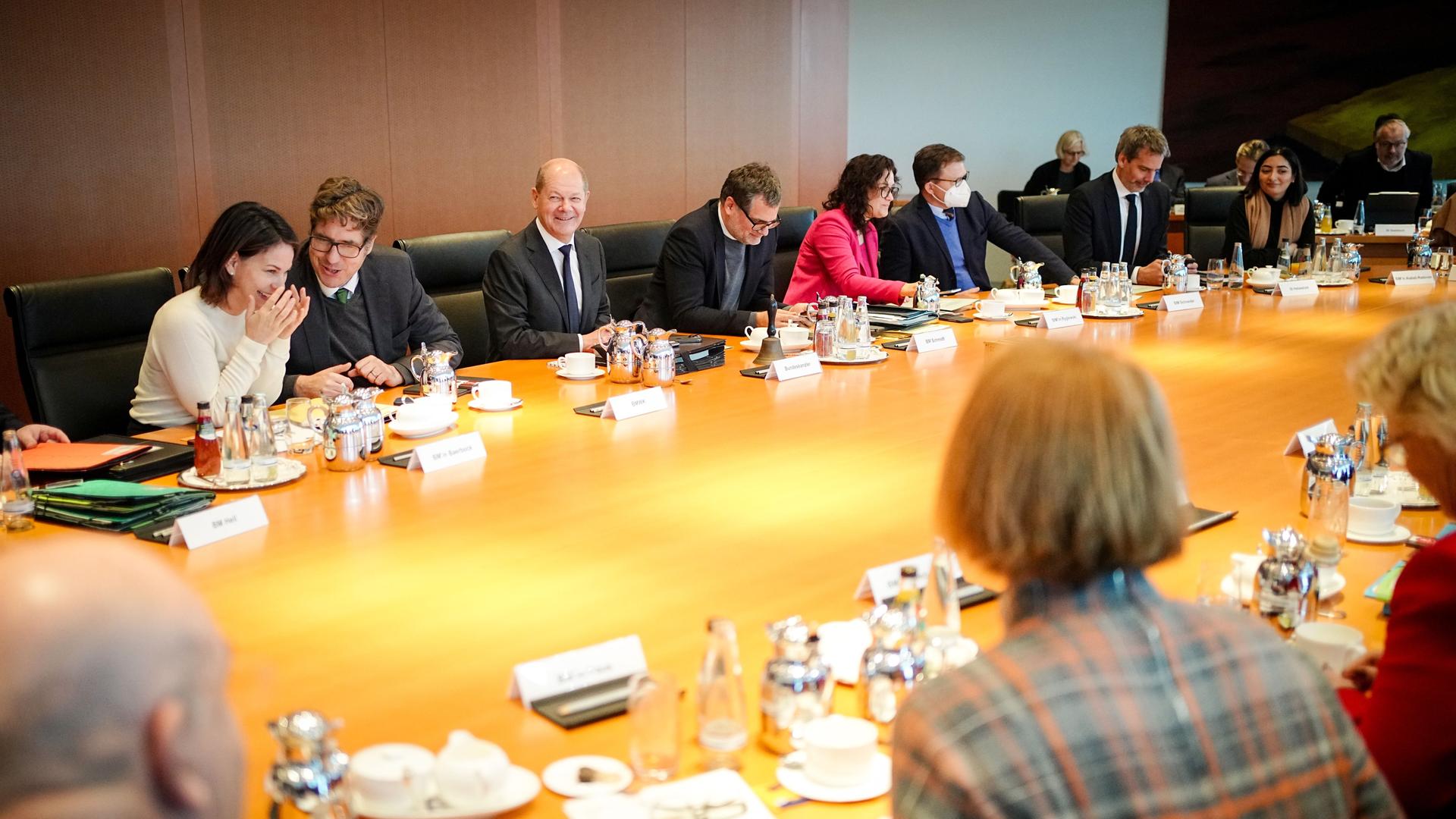 Berlin: Bundeskanzler Olaf Scholz (3.vl, SPD) nimmt an der Sitzung des Bundeskabinetts im Bundeskanzleramt zusammen mit den Kabinettsmitgliedern teil. 