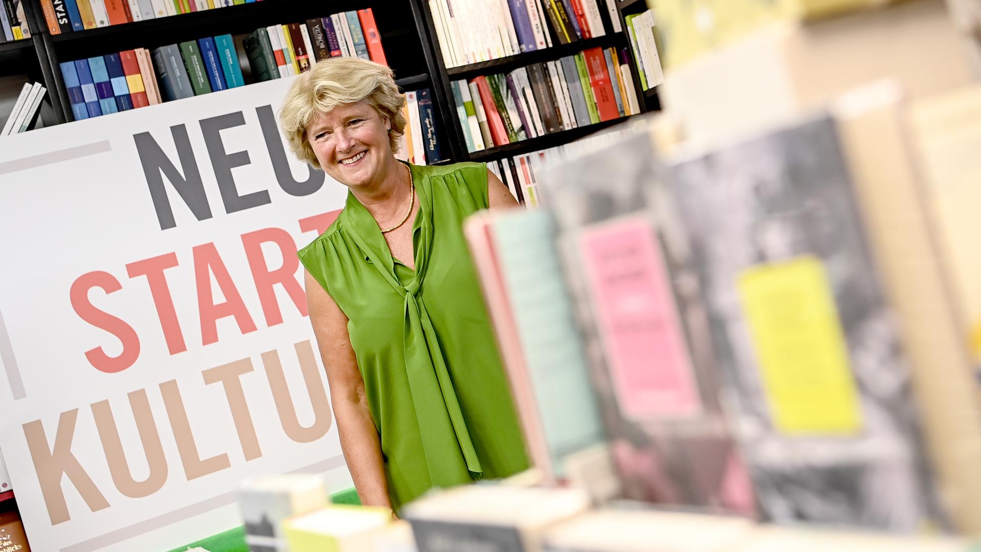 Monika Grütters (CDU), Kulturstaatsministerin besucht die Buchhandlungen Kohlhaas & Company. Die Ministerin stellt die UnterstützungsmaÃnahmen der Bundesregierung "Neustart Kultur" vor. Monika Grütters (CDU), Kulturstaatsministerin besucht die Buchhandlungen Kohlhaas & Company. Die Ministerin stellt die UnterstützungsmaÃnahmen der Bundesregierung "Neustart Kultur" vor.