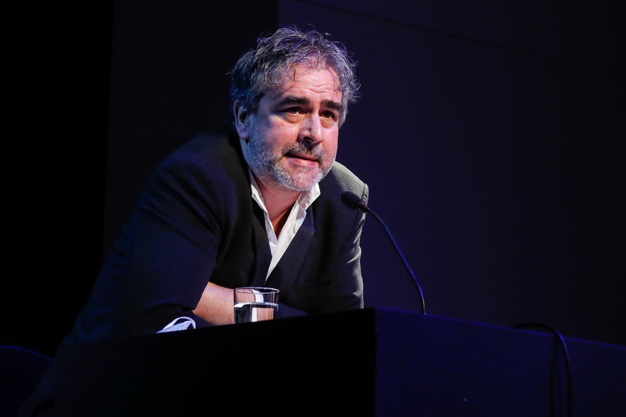 Der Journalist Deniz Yücel bei einer Lesung auf einer Bühne Der Journalist Deniz Yücel bei einer Lesung auf einer Bühne