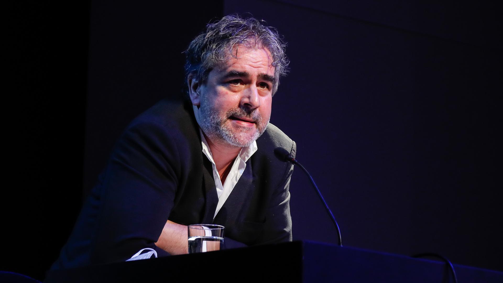 Der Journalist Deniz Yücel bei einer Lesung auf einer Bühne Der Journalist Deniz Yücel bei einer Lesung auf einer Bühne