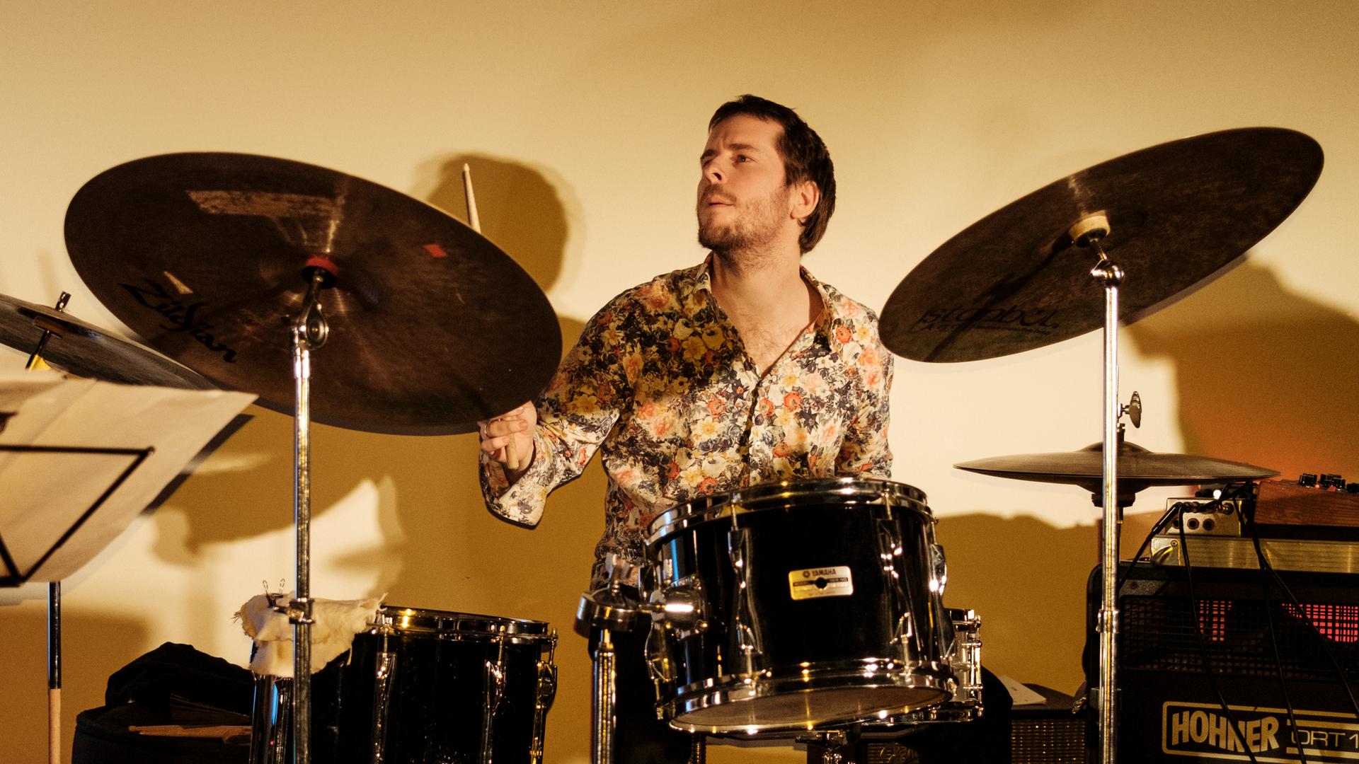Thomas Sauerborn sitzt hinter einem großen Drum-Set und spielt. Thomas Sauerborn sitzt hinter einem großen Drum-Set und spielt.