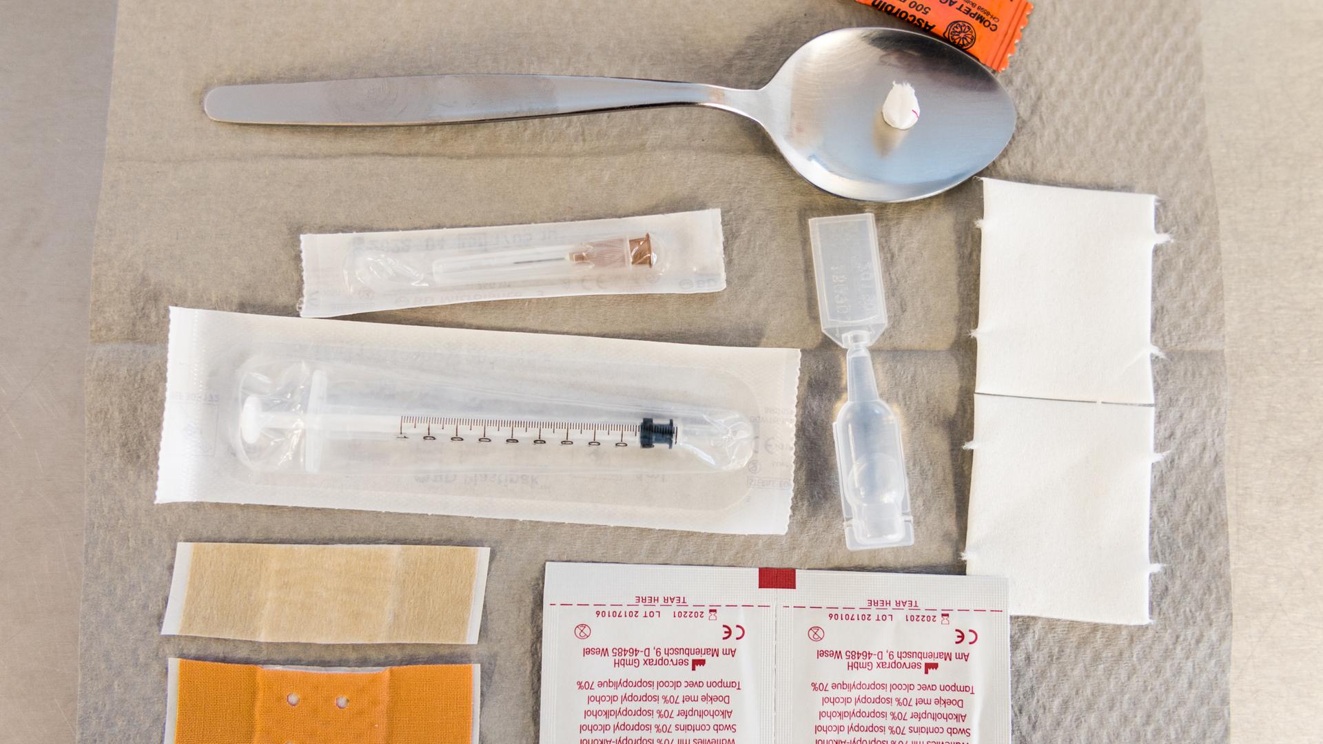 Utensilien für den Konsum von Drogen liegen im Drogenkonsumraum der Kontakt- und Beratungsstelle Drob Inn des Trägervereins Jugendhilfe e.V. in Hamburg. Utensilien für den Konsum von Drogen liegen im Drogenkonsumraum der Kontakt- und Beratungsstelle Drob Inn des Trägervereins Jugendhilfe e.V. in Hamburg.