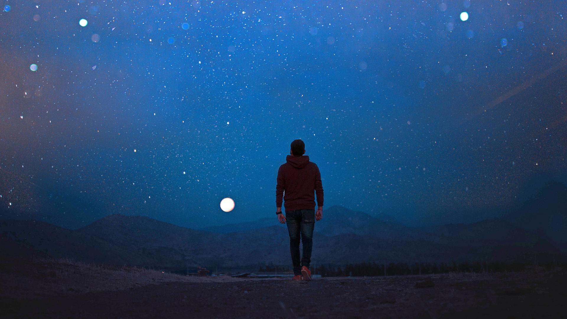 Ein neues humanes Wesen soll den Planeten wiederbesiedeln. Zu sehen: Ein Mann, mit dem Rücken zur Kamera, geht im Dunkeln in einer einsamen Landschaft dem Vollmond entgegen. Ein neues humanes Wesen soll den Planeten wiederbesiedeln. Zu sehen: Ein Mann, mit dem Rücken zur Kamera, geht im Dunkeln in einer einsamen Landschaft dem Vollmond entgegen.
