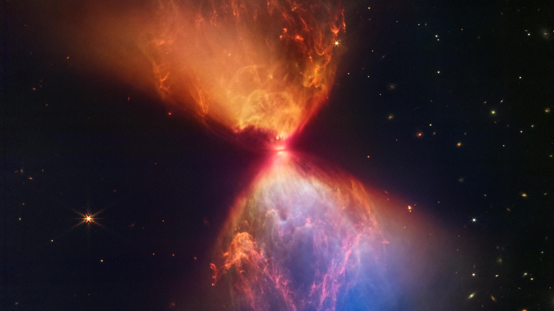 Im Dunkelnebel L1527 – hier aufgenommen vom James-Webb-Teleskop – entsteht gerade ein Stern