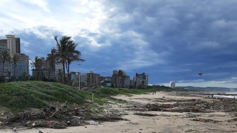 Nach Überschwemmungen in Süd-Afrika gibt es viel Müll. Dunkle Wolken ziehen übere den Strand. Nach Überschwemmungen in Süd-Afrika gibt es viel Müll. Dunkle Wolken ziehen übere den Strand.