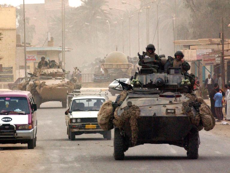 US-Marines des 3. Light Armored Reconnaissance Battalion (3. LAR) patrouillieren am 7.4.2003 durch Thamir, einem Vorort von Bagdad. 