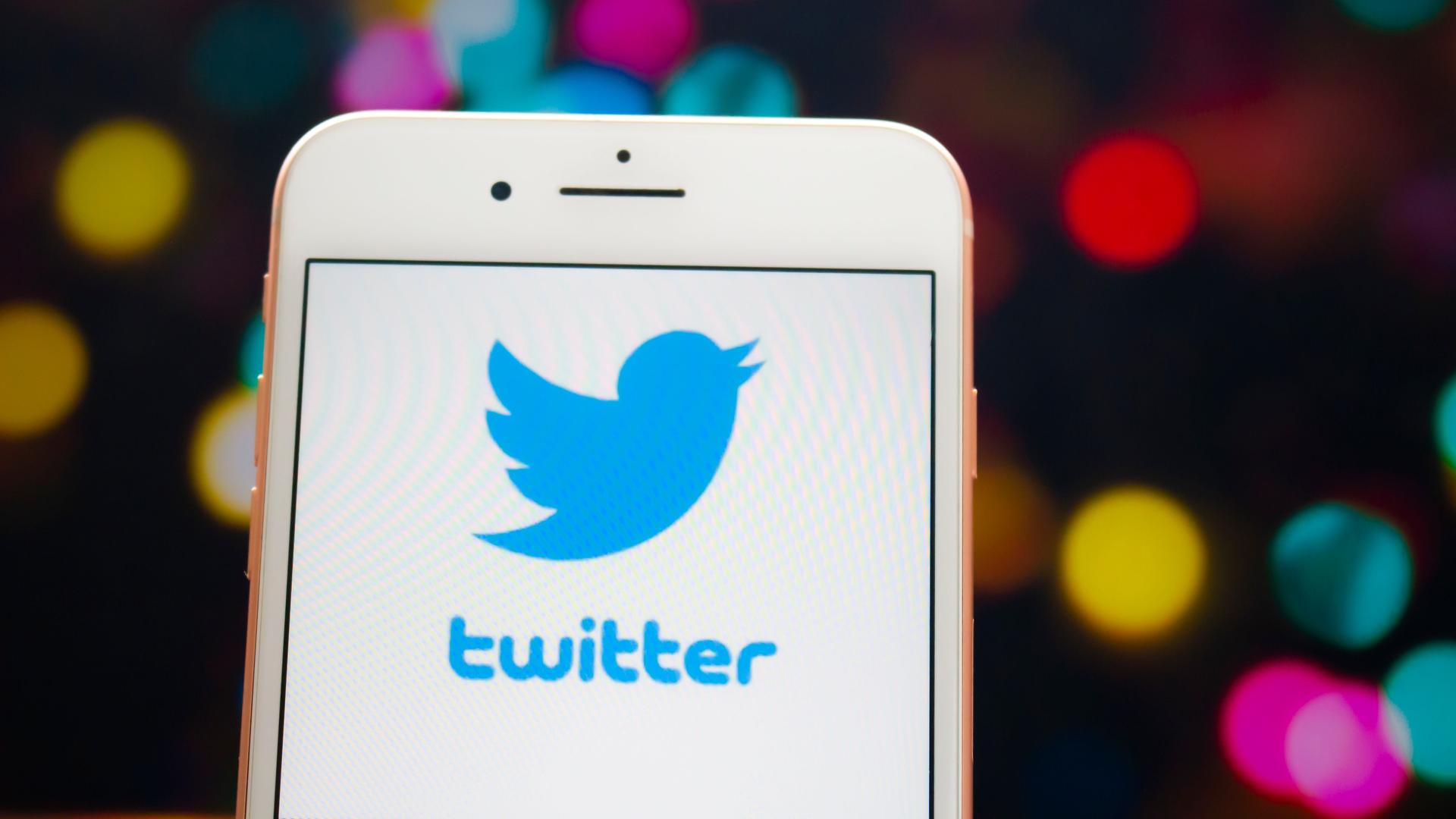 Das Twitter-Logo auf einem Handy-Display. Das Twitter-Logo auf einem Handy-Display.
