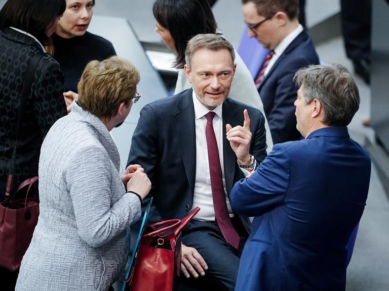 Klara Geywitz, Bundesministerin für Bau und Wohnen, Christian Lindner (FDP), Bundesminister der Finanzen, und Robert Habeck (Bündnis 90/Die Grünen), Bundesminister für Wirtschaft und Klimaschutz, unterhalten sich am Rande der Bundestagssitzung im Plenum.