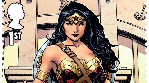 Die Superhelding Wonder Woman auf einer britischen Briefmarke. Sie hat schwarze lange Haare, ist sehr sexy und hält ein goldenes Lasso in der Hand.