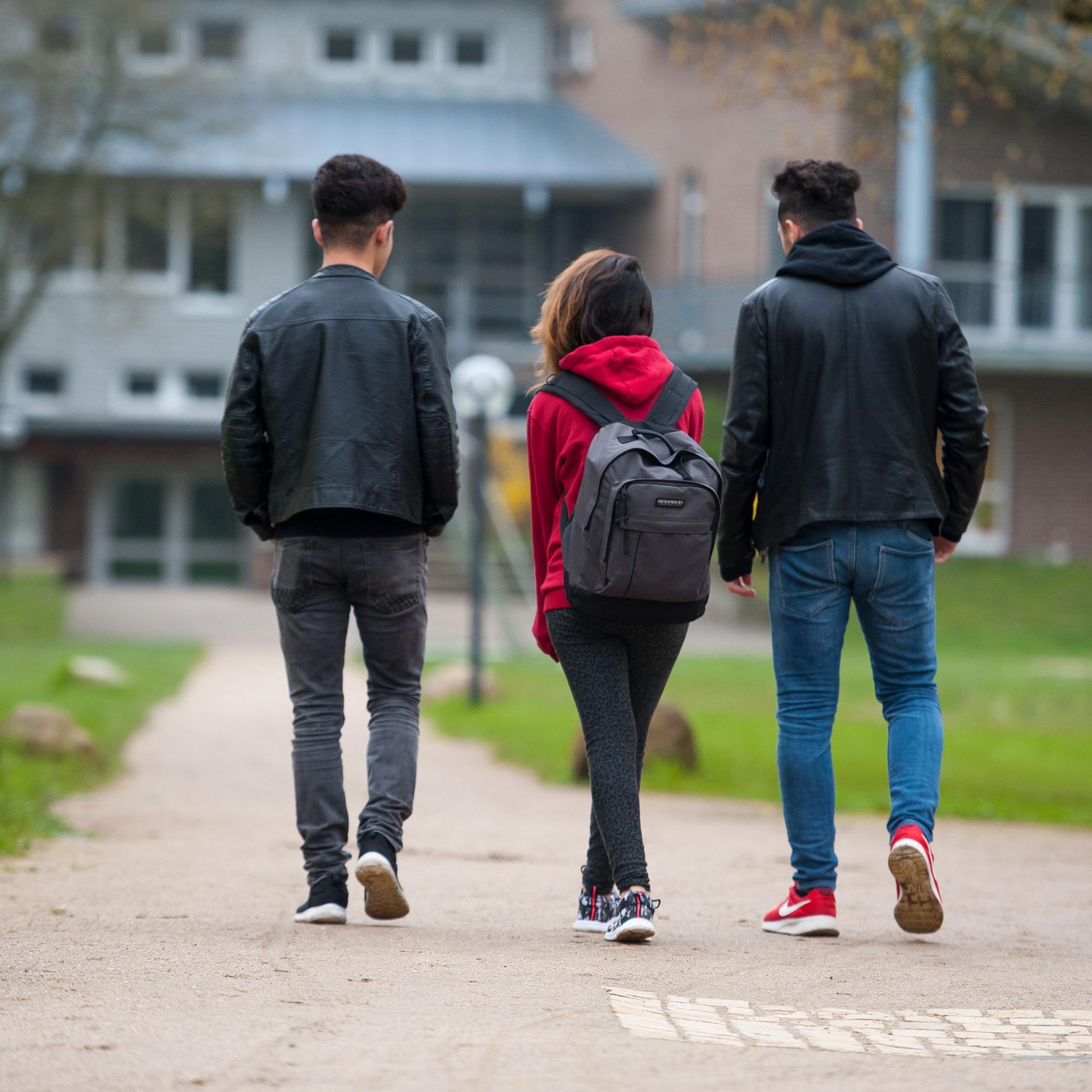 Drei junge syrische Flüchtlinge in Dahlem bei Dahlenburg (Niedersachsen) auf dem Gelände des Internats Marienau zum Unterricht. Die drei Jugendlichen sind ohne ihre Eltern geflohen und leben nun im Internat. Foto: Philipp Schulze/dpa 