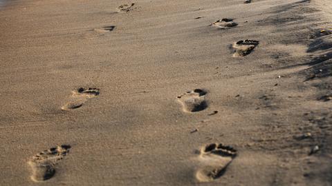 Fußspuren im Sand. 