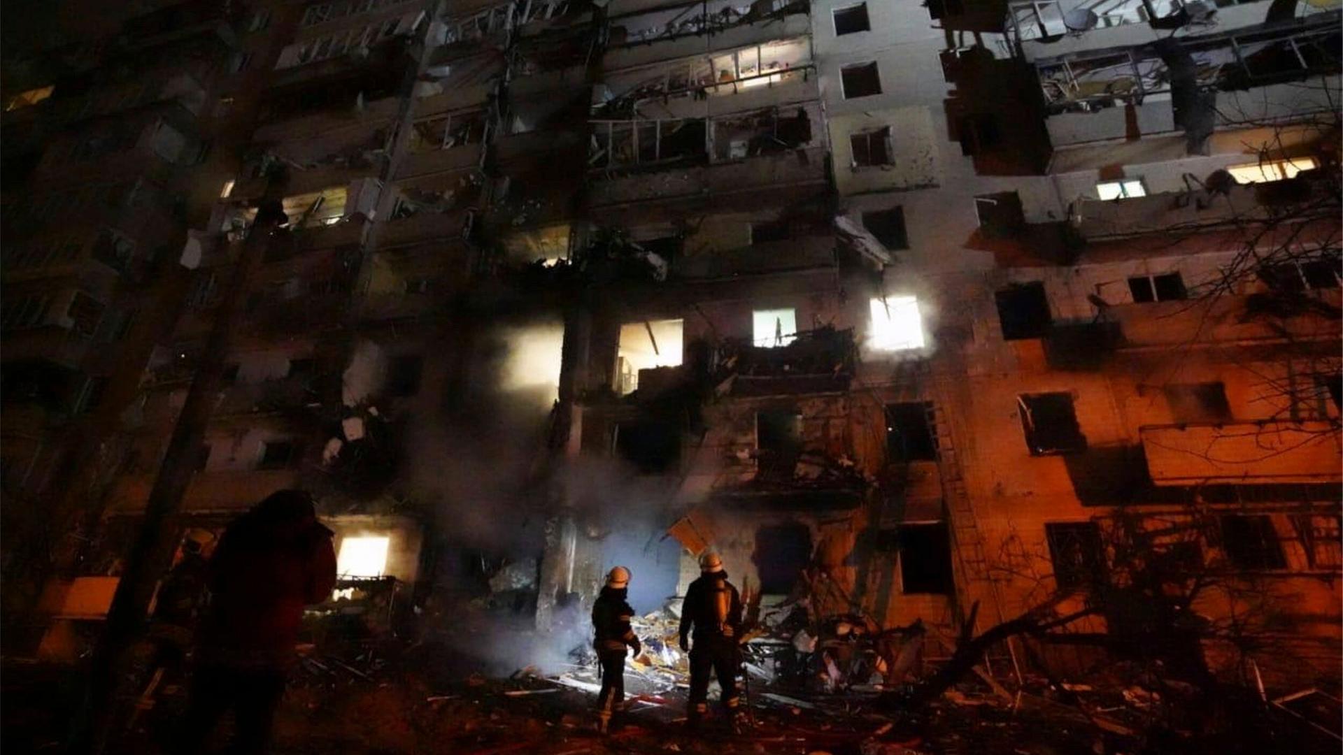 Zwei Feuerwehrleute stehen vor einem Wohnhaus in Kyiv, 24.02.2022 Zwei Feuerwehrleute stehen vor einem Wohnhaus in Kyiv, 24.02.2022