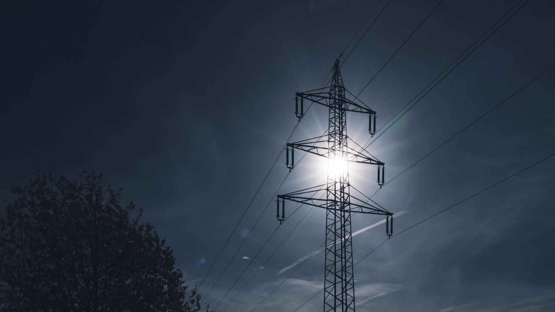Ein Strommast, durch den die Sonne scheint. Ein Strommast, durch den die Sonne scheint.