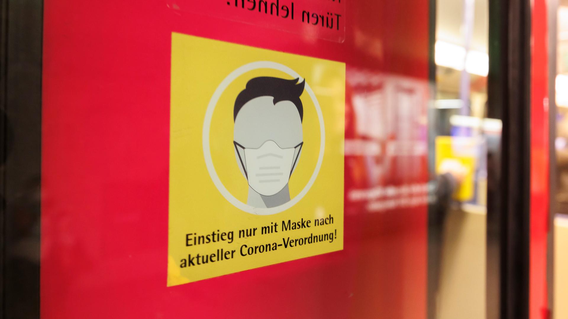 An der Tür eine Straßenbahn wird auf die Maskenpflicht hingewiesen. An der Tür eine Straßenbahn wird auf die Maskenpflicht hingewiesen.