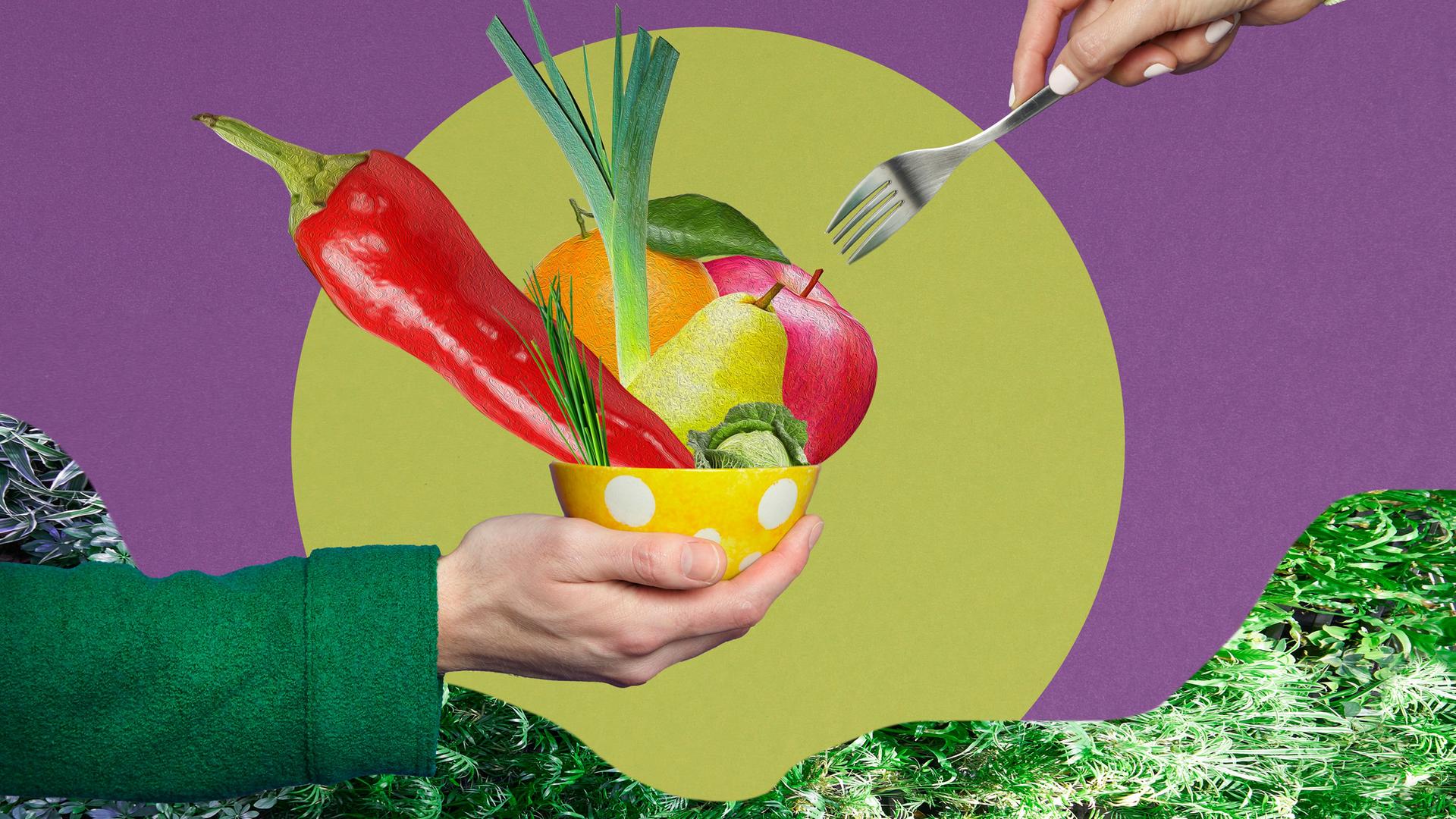 Collage einer Hand, die eine Schüssel voller Gemüse hält. Aus dem oberen rechten Bildrand kommt eine zweite Hand, die eine Gabel hält. Collage einer Hand, die eine Schüssel voller Gemüse hält. Aus dem oberen rechten Bildrand kommt eine zweite Hand, die eine Gabel hält.