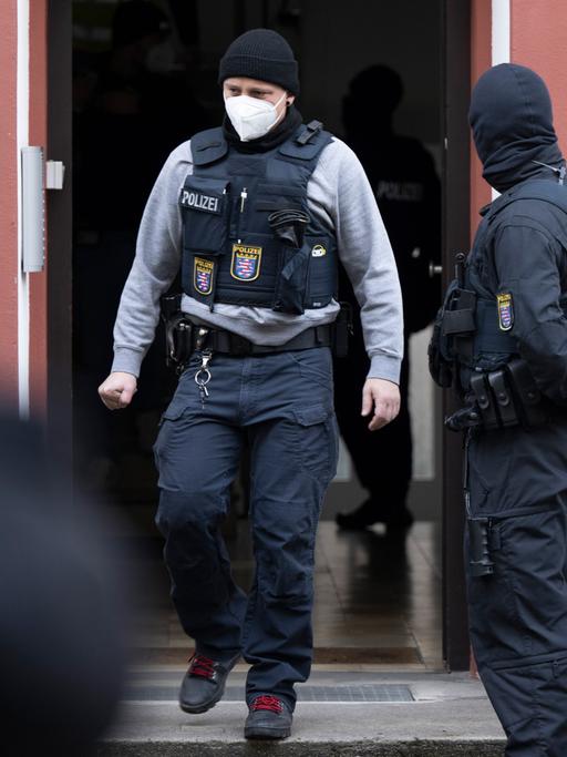 Bei einer Razzia gegen sogenannte «Reichsbürger» stehen Polizisten vor einem durchsuchten Objekt in Frankfurt. 