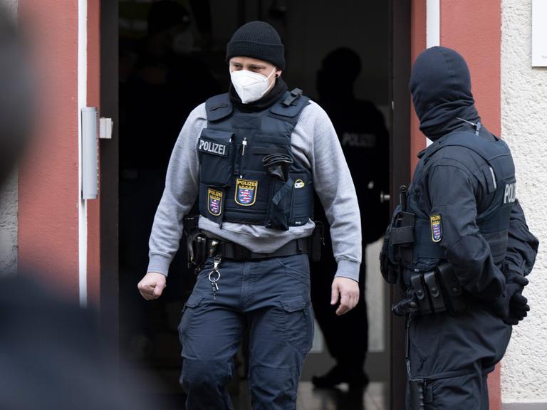 Bei einer Razzia gegen sogenannte «Reichsbürger» stehen Polizisten vor einem durchsuchten Objekt in Frankfurt. 