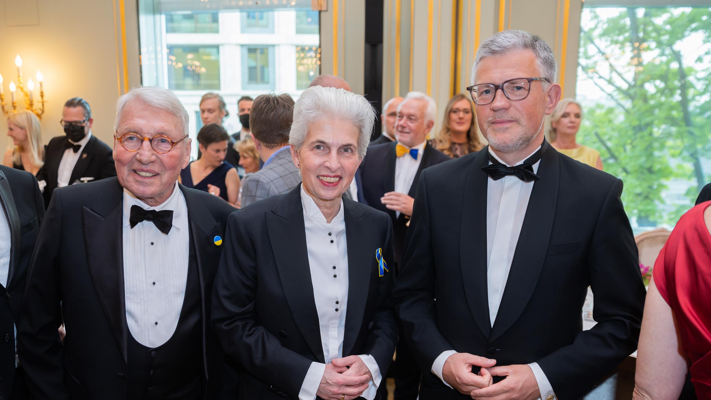 Marie-Agnes Strack-Zimmermann \(FDP, M\), Vorsitzende des Verteidigungsausschusses im Deutschen Bundestag, ihr Ehemann Horst Strack- Zimmermann \(l\) und Andrij Melnyk, Botschafter der Ukraine in Deutschland, kommen zum Dinner des 69. Bundespresseballs im Hotel Adlon