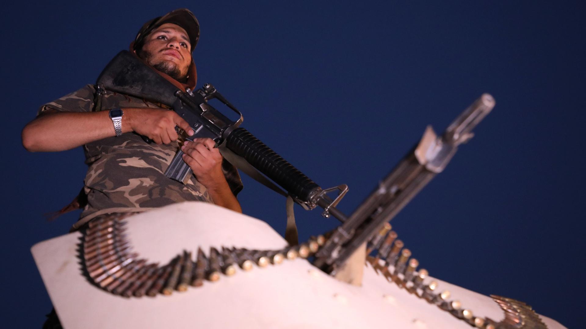 Sicherheitskraft mit Maschinengewehr in Kabul Sicherheitskraft mit Maschinengewehr in Kabul