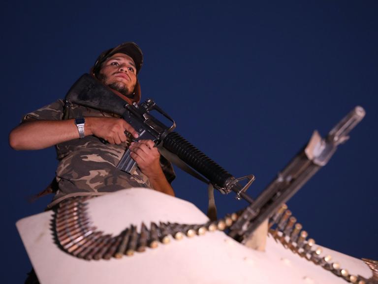 Sicherheitskraft mit Maschinengewehr in Kabul