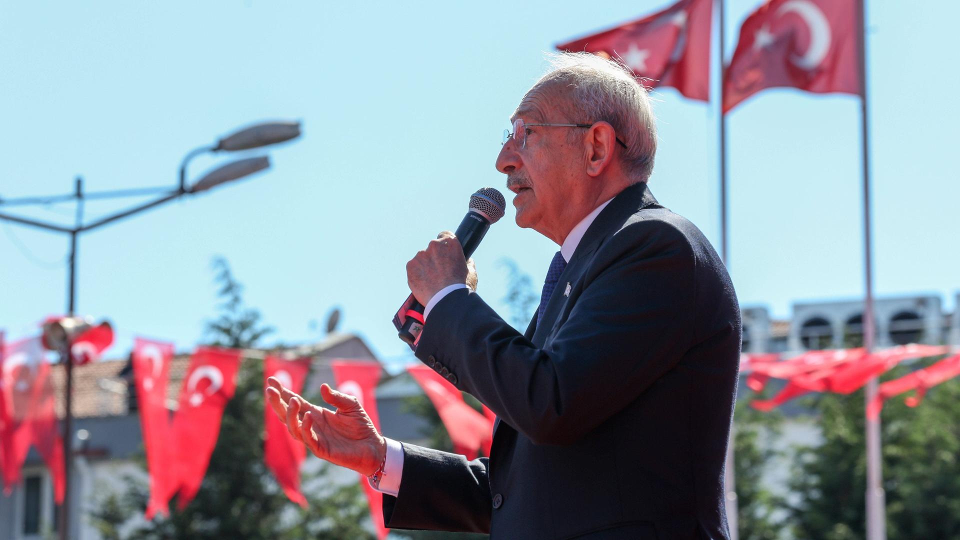 Wahlkampf in der Türkei im Frühjahr 2023: der Präsidentschaftskandidat der Opposition Kemal Kilicdaroglu mit Mikro vor türkischen Flaggen bei einer Wahlkampfveranstaltung