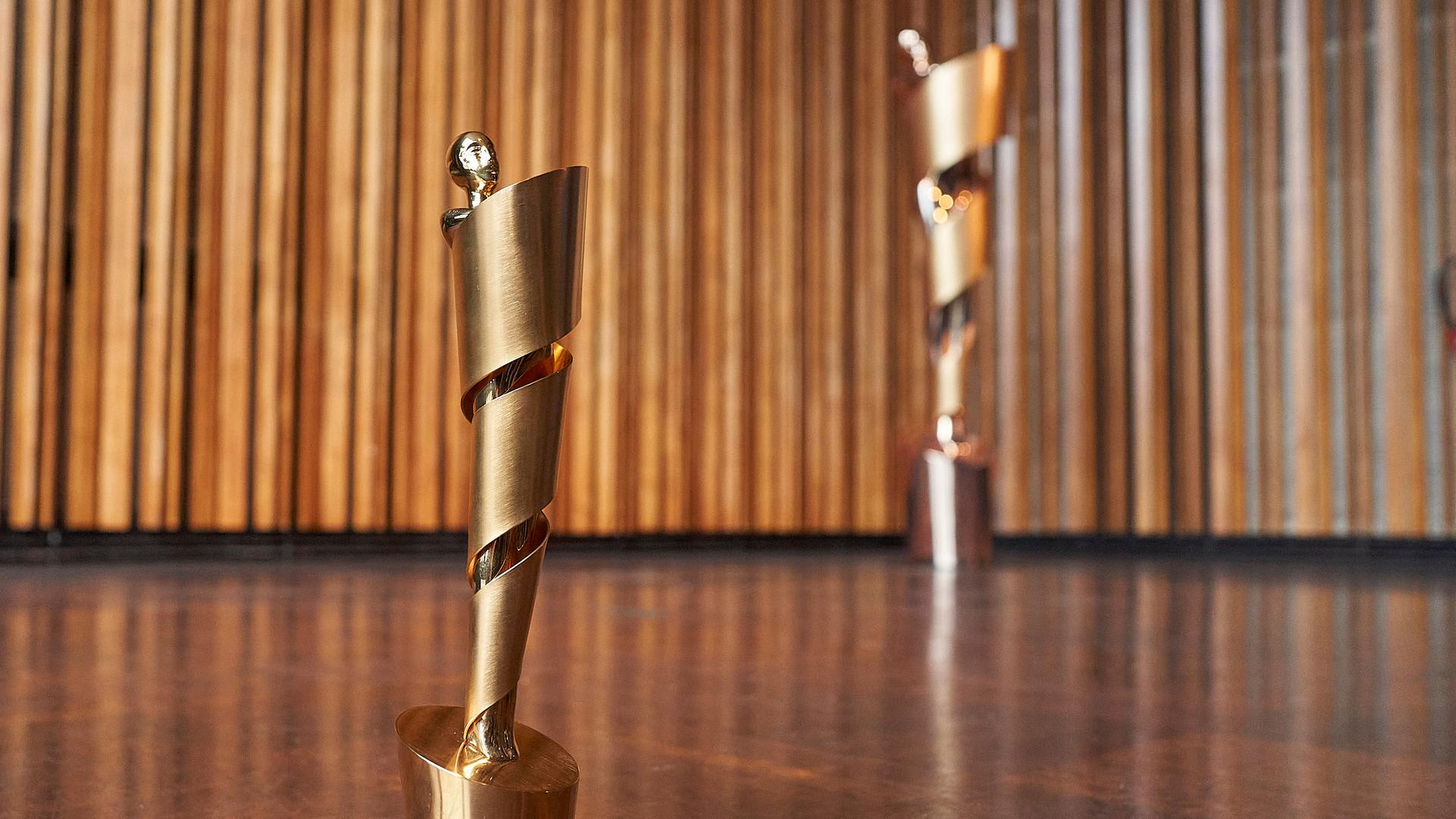 Die goldene Statue Lola in einer Nahaufnahme im Foyer des Berliner Kino International. Die goldene Statue Lola in einer Nahaufnahme im Foyer des Berliner Kino International.